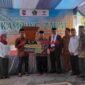 Ketua BAZNAS Kabupaten Ciamis, H. Lili Miftah, MBA, menyerahkan bantuan rehabilitasi rutilahu kepada penerima manfaat.