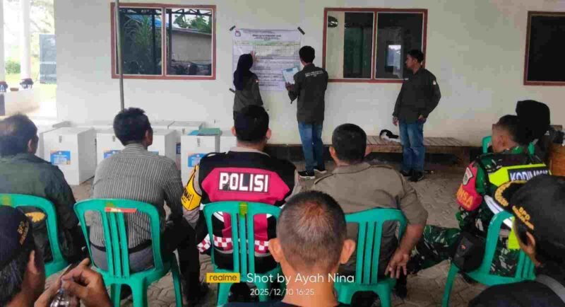 Rapat pleno rekapitulasi suara yang digelar Panitia Pilwu di sekretariat desa pada Rabu (10/12/2025).