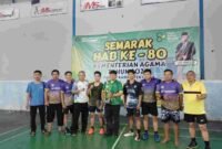 Pemenang turnamen bulu tangkis berfoti bersama.