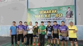 Pemenang turnamen bulu tangkis berfoti bersama.