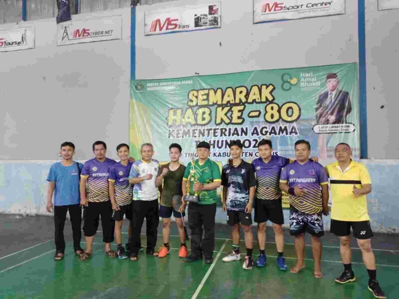 Pemenang turnamen bulu tangkis berfoti bersama.