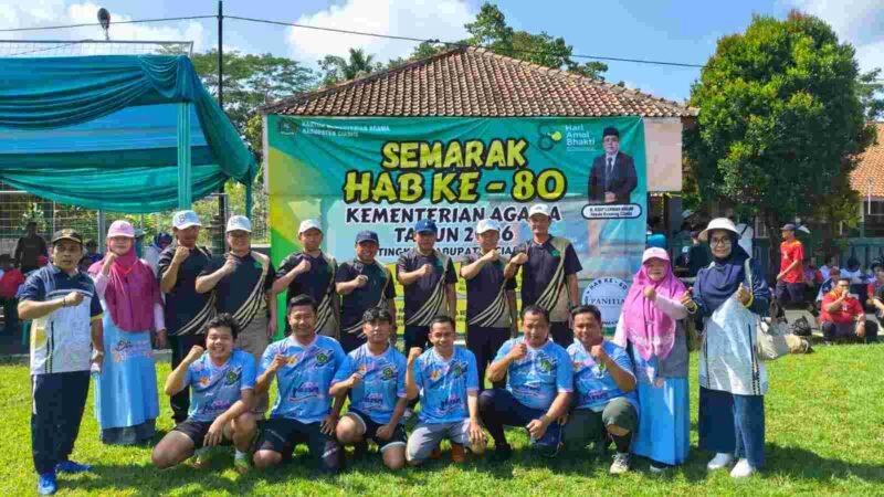 Pertandingan sepak bola antar satuan kerja (Satker). 
