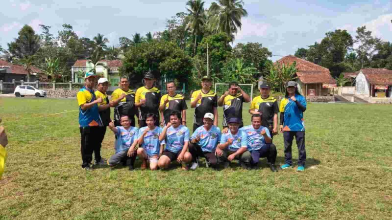 Tim KKRA berfoto bersama usai memenangkan kompetisi mini soccer antar Satker.