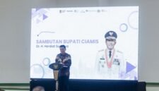 Pemberian penghargaan program Go Digital dan Hot Maknyus.