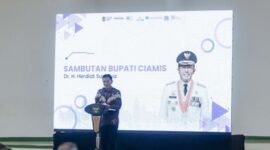Pemberian penghargaan program Go Digital dan Hot Maknyus.