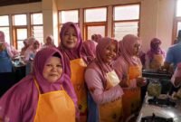 Guru RA Ciamis tengah membuat olahan makanan dari ikan.