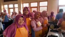 Guru RA Ciamis tengah membuat olahan makanan dari ikan.