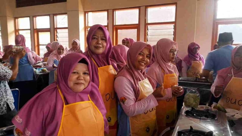 Guru RA Ciamis tengah membuat olahan makanan dari ikan.