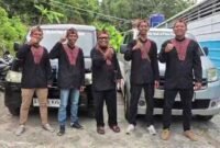 Para petugas yang tampil mengenakan busana adat khas Sunda-Jawa.