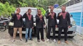 Para petugas yang tampil mengenakan busana adat khas Sunda-Jawa.