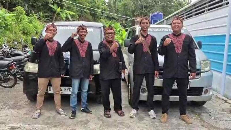 Para petugas yang tampil mengenakan busana adat khas Sunda-Jawa.