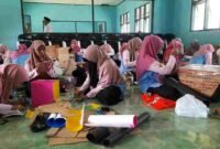 Para Guru RA tengah berlomba membuat alat peraga edukatif (APE) dari bahan bekas.