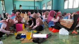 Para Guru RA tengah berlomba membuat alat peraga edukatif (APE) dari bahan bekas.