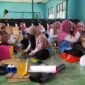 Para Guru RA tengah berlomba membuat alat peraga edukatif (APE) dari bahan bekas.