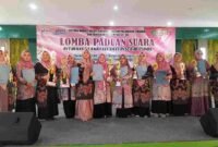 Pemenang lomba sedang berfoto bersama.