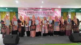Pemenang lomba sedang berfoto bersama.
