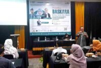 Narasumber sedang memberikan materi dalam Pelatihan Bahasa, Sastra, dan Aksara (Baskara).
