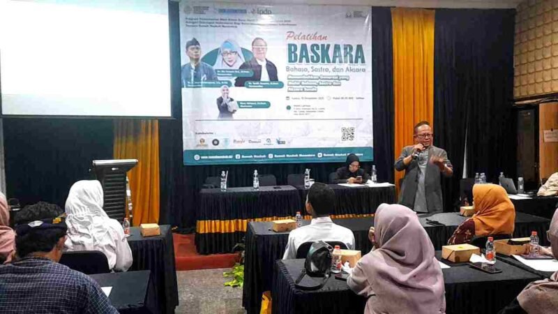 Narasumber sedang memberikan materi dalam Pelatihan Bahasa, Sastra, dan Aksara (Baskara).