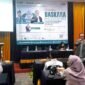 Narasumber sedang memberikan materi dalam Pelatihan Bahasa, Sastra, dan Aksara (Baskara).