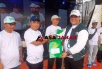 Kepala Kanwil Kemenag Jabar, H. Dudu Rohman, tengah menyerahkan piagam penghargaan kepada Kepala Kemenag Kabupaten Ciamis, H. Asep Lukman Hakim.