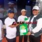Kepala Kanwil Kemenag Jabar, H. Dudu Rohman, tengah menyerahkan piagam penghargaan kepada Kepala Kemenag Kabupaten Ciamis, H. Asep Lukman Hakim.