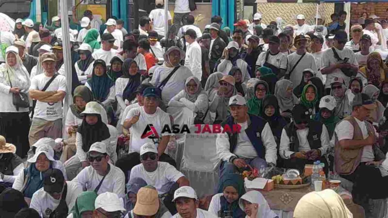 Kepala Kemenag Kabupaten Ciamis, Asep Lukman Hakim, saat mengacungkan jempol kepada Wartawan Asajabar.