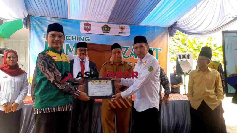 Kasi Penyelenggara Zakat dan Wakaf (PZW) Kemenag Kabupaten Ciamis, H. Wahidin, S.Ag., M.Pd.I (kanan), memberikan SK Kampung Zakat kepada Ketua UPZ Desa.