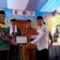 Kasi Penyelenggara Zakat dan Wakaf (PZW) Kemenag Kabupaten Ciamis, H. Wahidin, S.Ag., M.Pd.I (kanan), memberikan SK Kampung Zakat kepada Ketua UPZ Desa.