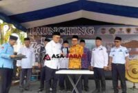 Kepala Desa Kawali, H. Hendriyuana Sunarya menerima plakat penghargaan dari Kabid PAIS ZAWA Kanwil Kemenag Jawa Barat H. Jajang Apipudin.