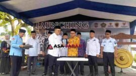 Kepala Desa Kawali, H. Hendriyuana Sunarya menerima plakat penghargaan dari Kabid PAIS ZAWA Kanwil Kemenag Jawa Barat H. Jajang Apipudin.