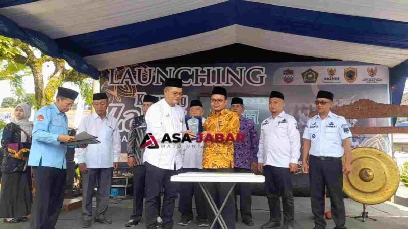 Kepala Desa Kawali, H. Hendriyuana Sunarya menerima plakat penghargaan dari Kabid PAIS ZAWA Kanwil Kemenag Jawa Barat H. Jajang Apipudin.