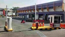 Pemasangan gate parkir di GGT Ciamis.