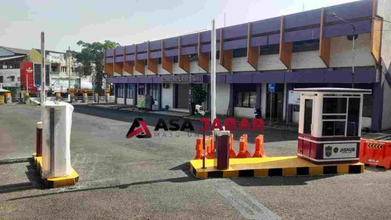 Pemasangan gate parkir di GGT Ciamis.