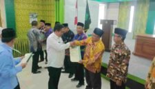 Penyerahan sertipikat tanah wakaf.