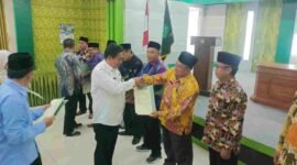 Penyerahan sertipikat tanah wakaf.