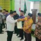 Penyerahan sertipikat tanah wakaf.