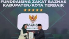 Penghargaan diserahkan langsung oleh Direktur IFI, Sri Sugiyanti, S.Sos, kepada Ketua BAZNAS Kabupaten Ciamis, Drs. H. Lili Miftah, MBA.