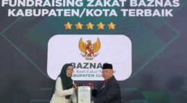 Penghargaan diserahkan langsung oleh Direktur IFI, Sri Sugiyanti, S.Sos, kepada Ketua BAZNAS Kabupaten Ciamis, Drs. H. Lili Miftah, MBA.