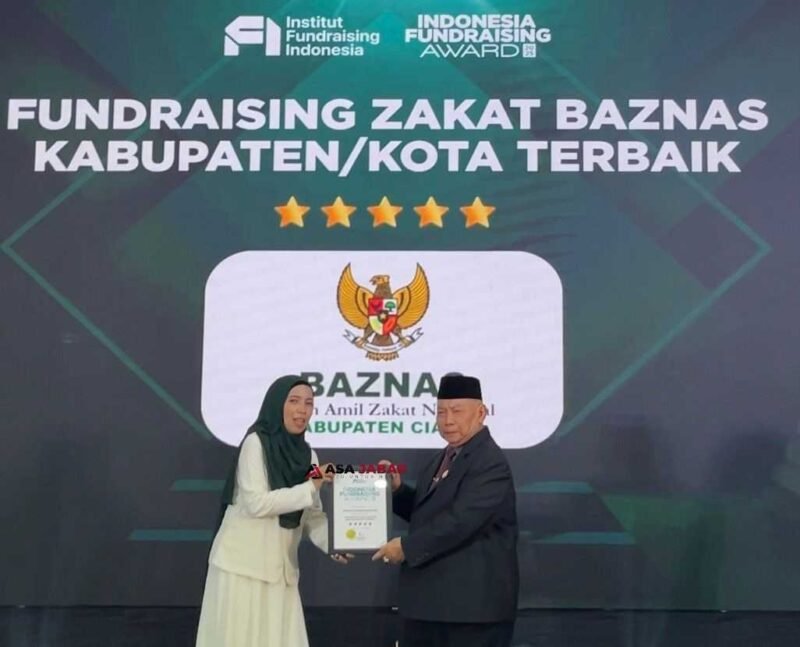 Penghargaan diserahkan langsung oleh Direktur IFI, Sri Sugiyanti, S.Sos, kepada Ketua BAZNAS Kabupaten Ciamis, Drs. H. Lili Miftah, MBA.