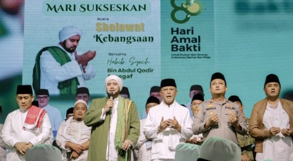 Sholawat Kebangsaan bersama Habib Syech bin Abdul Qodir Assegaf. 