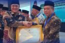 Penghargaan diserahkan langsung oleh Kepala Kanwil Kemenag Jabar, H. Dudu Rohman, kepada Kepala Kemenag Kabupaten Ciamis, H. Asep Lukman Hakim.