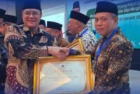 Penghargaan diserahkan langsung oleh Kepala Kanwil Kemenag Jabar, H. Dudu Rohman, kepada Kepala Kemenag Kabupaten Ciamis, H. Asep Lukman Hakim.