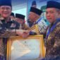 Penghargaan diserahkan langsung oleh Kepala Kanwil Kemenag Jabar, H. Dudu Rohman, kepada Kepala Kemenag Kabupaten Ciamis, H. Asep Lukman Hakim.
