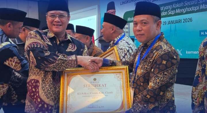 Penghargaan diserahkan langsung oleh Kepala Kanwil Kemenag Jabar, H. Dudu Rohman, kepada Kepala Kemenag Kabupaten Ciamis, H. Asep Lukman Hakim.