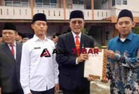 Dari kiri, Kepala Kemenag Ciamis, Asep Lukman Hakim, Kepala Kantor Pertanahan Ciamis, Agung Murdhianto, dan Bupati Ciamis, Herdiat Sunarya saat menyerahkan sertipikat tanah wakaf.