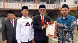 Dari kiri, Kepala Kemenag Ciamis, Asep Lukman Hakim, Kepala Kantor Pertanahan Ciamis, Agung Murdhianto, dan Bupati Ciamis, Herdiat Sunarya saat menyerahkan sertipikat tanah wakaf.