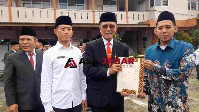 Dari kiri, Kepala Kemenag Ciamis, Asep Lukman Hakim, Kepala Kantor Pertanahan Ciamis, Agung Murdhianto, dan Bupati Ciamis, Herdiat Sunarya saat menyerahkan sertipikat tanah wakaf.