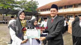 Trofi dan sertifikat juara 1 diserahkan langsung oleh Sekretaris Panitia HAB ke-80 Kemenag Kabupaten Ciamis, H. Agus Abdulloh, M.Si, kepada Ketua KKRA Kabupaten Ciamis, Hj. Lalis Lismaidah, M.Pd.I.