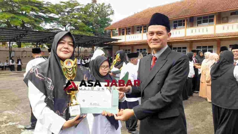 Trofi dan sertifikat juara 1 diserahkan langsung oleh Sekretaris Panitia HAB ke-80 Kemenag Kabupaten Ciamis, H. Agus Abdulloh, M.Si, kepada Ketua KKRA Kabupaten Ciamis, Hj. Lalis Lismaidah, M.Pd.I.