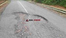 Jalan berlubang ini sebabkan kecelakaan serius bagi pengendara hingga dilarikan ke Puskesmas karena luka serius.